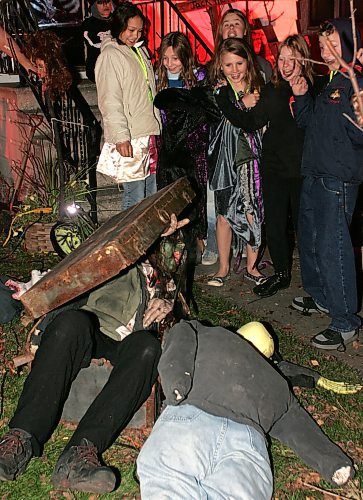 BORIS MINKEVICH / WINNIPEG FREE PRESS  071031 Mike Butuk scares the kids at his halloween home at 267 Bannerman.