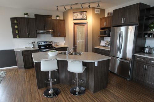 New Home 9 Fairbairn Bay Kitchen 150511 - Monday, May 11, 2015 -  (MIKE DEAL / WINNIPEG FREE PRESS)