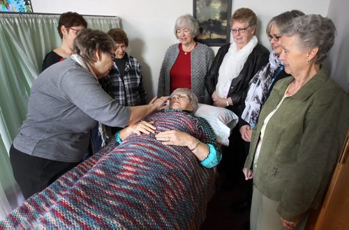 Healing ministry at Sturgeon Creek United Church providcomfort and care through therapeutic touch- Norma Crockett  demonstrates therapeutic touch session See Faith Page- May 11, 2015   (JOE BRYKSA / WINNIPEG FREE PRESS)