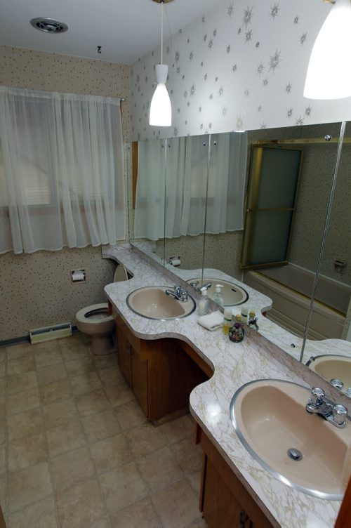 HOMES - 93 Victoria Crescent in St. Vital. Realtor Brent Fontaine listing. Bathroom. BORIS MINKEVICH/WINNIPEG FREE PRESS May 12, 2015