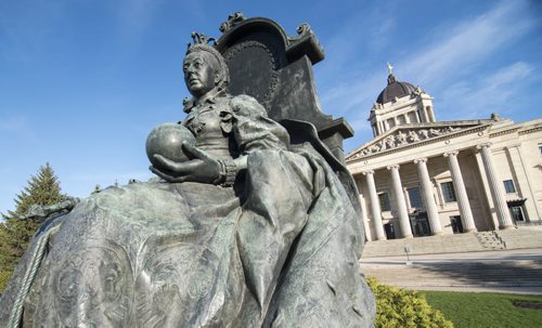150515 Winnipeg - DAVID LIPNOWSKI / WINNIPEG FREE PRESS  The Queen Victoria Statue on the grounds of the Manitoba Legislative Building Friday May 15, 2015