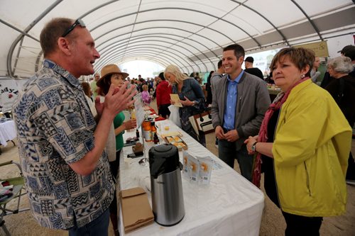 Robert Lewyc of Solberry Nutrition speaks to Mayor Brian Bowman and St.Norbert Councillor Janet Lukes at the The St.Norbert Farmers Market, May 16, 2015. (TREVOR HAGAN/WINNIPEG FREE PRESS)