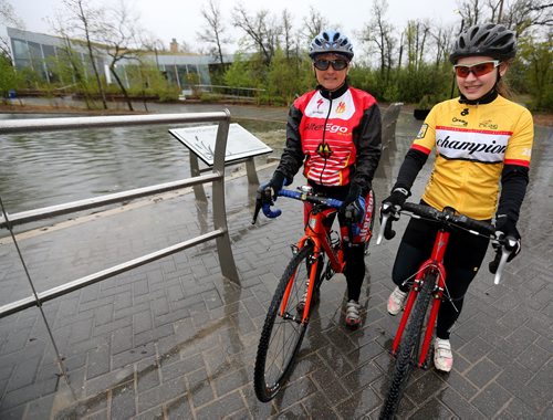 Training Basket, Monica Young at Assiniboine Park with her daughter, Natalie Young, 18, Sunday, May 17, 2015. (TREVOR HAGAN/WINNIPEG FREE PRESS)