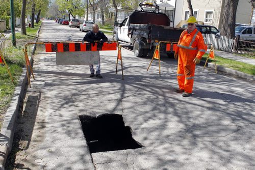 STANDUP - A substantial sink hole on Banning Street between Ellice Ave. and St. Mathews Ave. City of Winnipeg workers put up the closed road signs. Workers did not want to give their names. BORIS MINKEVICH/WINNIPEG FREE PRESS May 19, 2015 sinkhole