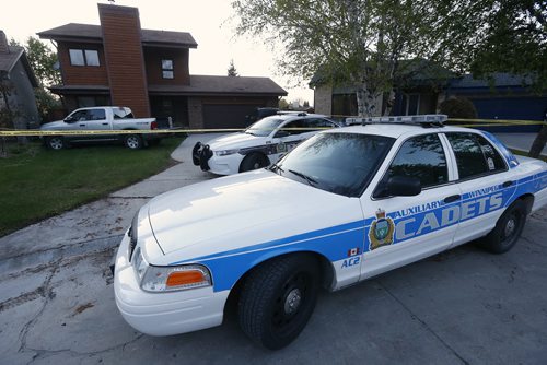 May 19, 2015 - 150519  -  Police were on the scene at 9 Cheltenham Cove, the scene of Winnipeg's latest homicide, Tuesday, May 19, 2015. John Woods / Winnipeg Free Press