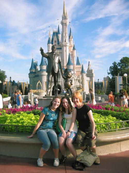 Writer Lindor Reynolds poses with daughters Jill, left, and Emma in this rencent photo in Orlando, Florida. THE CANADIAN PRESS/Winnipeg Free Press