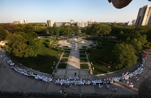 MYSTERY DINNER - View of large loop of connecting tables surrounding the entire southend of the Legislative Grounds from roof of the Leg where over 1200 people are seated for the annual Table for 1201 event at the Leg Saturday night.  See story,  May 23, 2015 Ruth Bonneville / Winnipeg Free Press