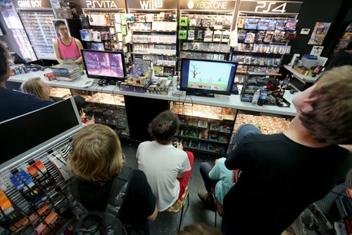 People crowd into PNP Games on Portage Avenue for a Super Smash Bros. tournament, Sunday, May 24, 2015. (TREVOR HAGAN/WINNIPEG FREE PRESS)