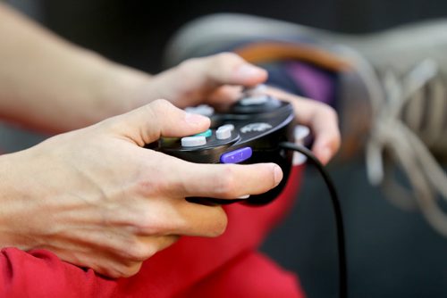 People crowd into PNP Games on Portage Avenue for a Super Smash Bros. tournament, Sunday, May 24, 2015. (TREVOR HAGAN/WINNIPEG FREE PRESS)