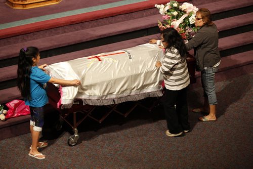May 25, 2015 - 150525  -  A white cloth is placed over the casket of Teresa Robinson at a memorial service. Friends and family came together to celebrate the life of Teresa Robinson at Calvary Temple Monday, May 25, 2015. John Woods / Winnipeg Free Press