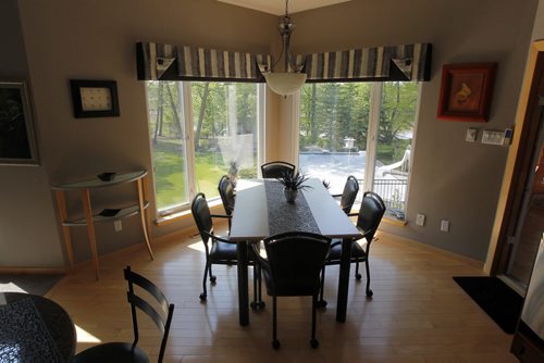 35 Stormont Drive in St. Norbert. Realtor Glen MacAngus listing.  Kitchen table. BORIS MINKEVICH/WINNIPEG FREE PRESS May 26, 2015