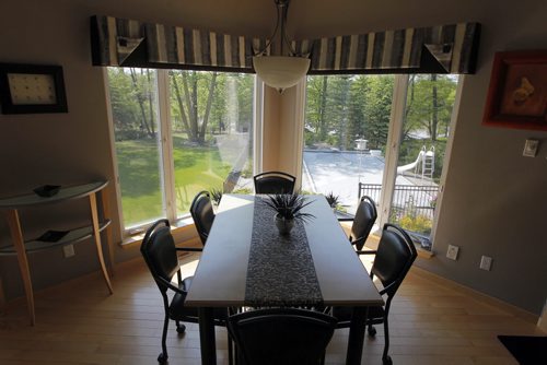 35 Stormont Drive in St. Norbert. Realtor Glen MacAngus listing.  Kitchen table. BORIS MINKEVICH/WINNIPEG FREE PRESS May 26, 2015