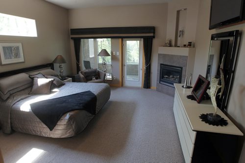 35 Stormont Drive in St. Norbert. Realtor Glen MacAngus listing.  Master bedroom. BORIS MINKEVICH/WINNIPEG FREE PRESS May 26, 2015