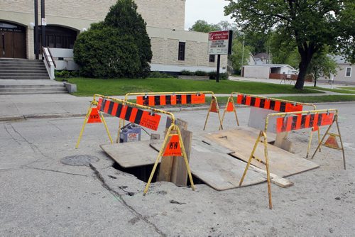 SINK HOLE ON ARLINGTON - Road closed between Ellice and Sargent. BORIS MINKEVICH/WINNIPEG FREE PRESS May 29, 2015