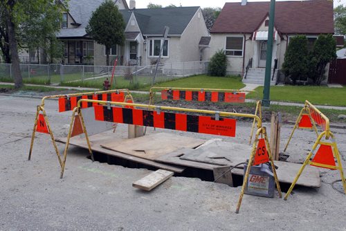 SINK HOLE ON ARLINGTON - Road closed between Ellice and Sargent. BORIS MINKEVICH/WINNIPEG FREE PRESS May 29, 2015