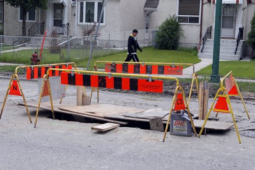 SINK HOLE ON ARLINGTON - Road closed between Ellice and Sargent. BORIS MINKEVICH/WINNIPEG FREE PRESS May 29, 2015