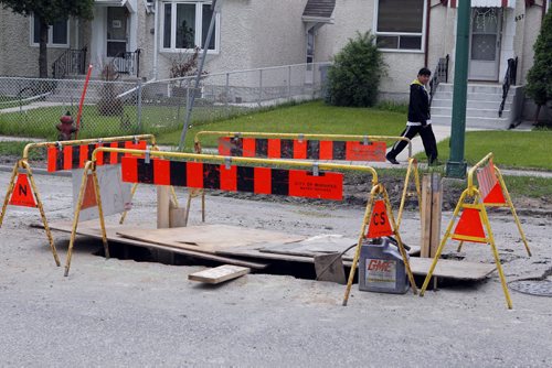 SINK HOLE ON ARLINGTON - Road closed between Ellice and Sargent. BORIS MINKEVICH/WINNIPEG FREE PRESS May 29, 2015