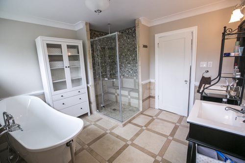 The ensuite has a nice large window with both shower and tub. Mikaela MacKenzie / Winnipeg Free Press