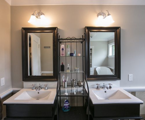 The ensuite has a nice large window with both shower and tub. Mikaela MacKenzie / Winnipeg Free Press