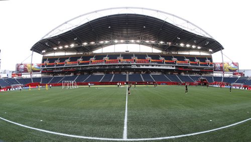 June 7, 2015 - 150607  -  Team USA practices on the pitch for the first time at Winnipeg Stadium in preparation for the FIFA Women's World Cup Sunday, June 7, 2015. John Woods / Winnipeg Free Press