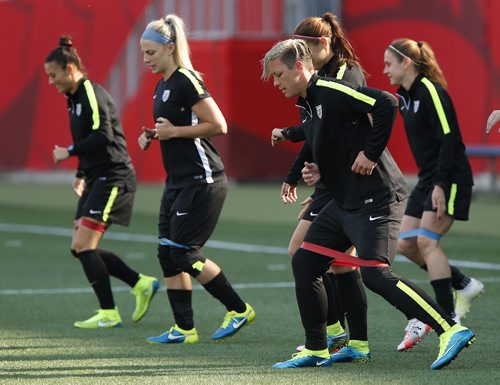 June 7, 2015 - 150607  -  Team USA practices on the pitch for the first time at Winnipeg Stadium in preparation for the FIFA Women's World Cup Sunday, June 7, 2015. John Woods / Winnipeg Free Press