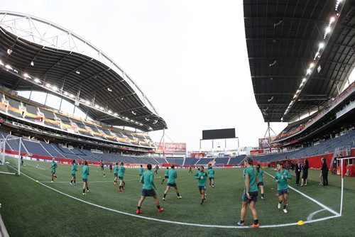 June 7, 2015 - 150607  -  Team Australia practices on the pitch for the first time at Winnipeg Stadium in preparation for the FIFA Women's World Cup Sunday, June 7, 2015. John Woods / Winnipeg Free Press