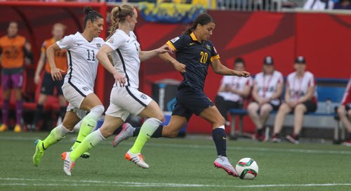 Australia's Samantha Kerr (20) runs the ball ahead of USA's Alex Krieger (11) and Becky Sauerbrunn (4) during FIFA Women's World Cup soccer action in Winnipeg on Monday, June 8, 2015. 150608 - Monday, June 08, 2015 -  MIKE DEAL / WINNIPEG FREE PRESS