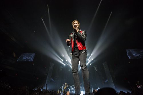 Dan Reynolds, lead singer of the band Imagine Dragons, sings on stage at the MTS Centre in Winnipeg on Monday, June 8, 2015. Mikaela MacKenzie / Winnipeg Free Press