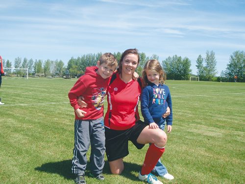 Canstar Community News Photo by Sean Conway  Soccer player Cassandra Cadman, pictured with her kids Mitchell (left) and Annika Magwood.