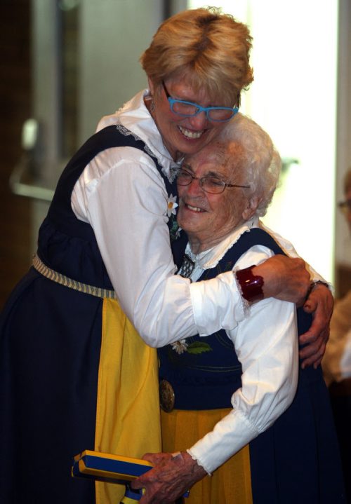 A bunch of Swedish people are at the Scandanavian Cultural Centre at 764 Erin St. Kirbyson story. (L-R) The Swedish Cultural Association of Manitoba past president Sonja Lundström gives Gunvor Larsson a hug. BORIS MINKEVICH/WINNIPEG FREE PRESS June 12, 2015