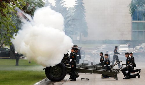 Members of the Royal Candian Artillery fire their guns in Salute at Lt Gov Janice Filmon's swearing in ceremony Friday. See story. June 19, 2015 - (Phil Hossack / Winnipeg Free Press)