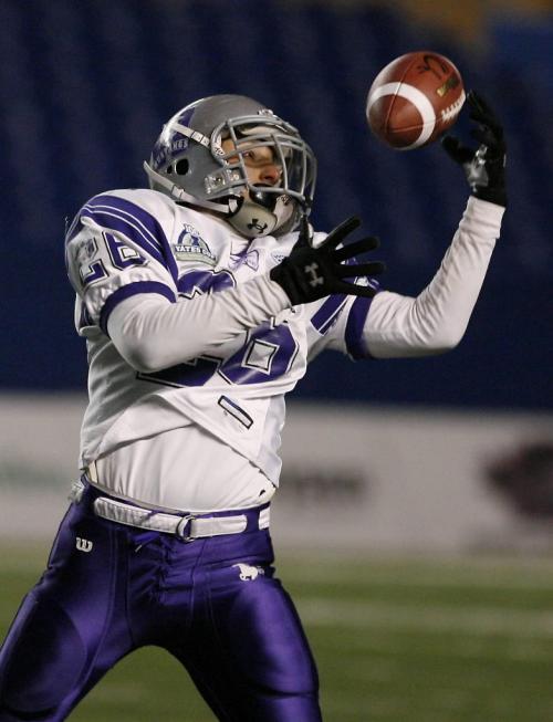 John Woods / Winnipeg Free Press / November 17/07- 071117  -  University of Western Ontario Mustangs Eric Wilson (26) catch in the second half was in vain as they lost 52-20 to the University of Manitoba Bisons in the Mitchell Bowl in Winnipeg Saturday Nov 17/07.