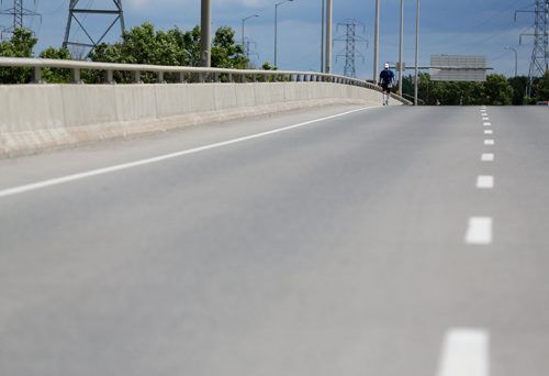 FULL MARATHON BIB 302. Fort Garry Bridge on Bishop Grandin. Participants in the Manitoba Marathon, Sunday, June 21, 2015. (TREVOR HAGAN/WINNIPEG FREE PRESS)