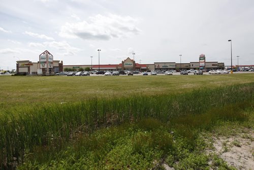 June 21, 2015 - 150621  - Commercial development at McGillivray and Kenaston in Winnipeg Sunday, June 21, 2015. John Woods / Winnipeg Free Press