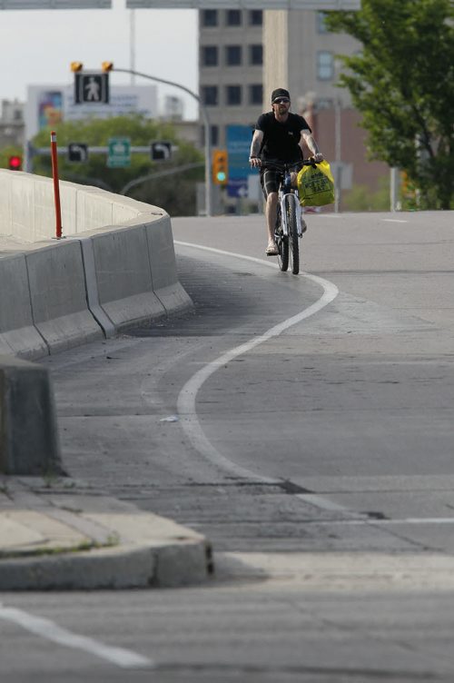 June 21, 2015 - 150621  - Bike lane on Main Street in Winnipeg Sunday, June 21, 2015. John Woods / Winnipeg Free Press