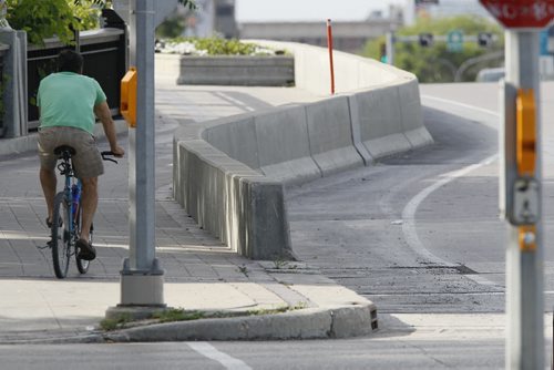 June 21, 2015 - 150621  - Bike lane on Main Street in Winnipeg Sunday, June 21, 2015. John Woods / Winnipeg Free Press