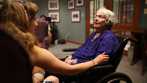 Natalie Baird (left) and Elsie Jackson listen to some of Elsie's favourite tunes on an iPod as part of the music and memory program at Misercordia Place.  During these sessions, Elsie becomes more animated and talks about memories from her past - in many songs, she didn't miss a word of the lyrics. Mikaela MacKenzie / Winnipeg Free Press