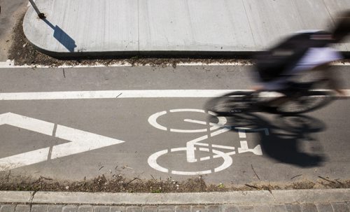 Cyclists use the divided bike lane on Sherbrook in Winnipeg on Friday, June 26, 2015. Mikaela MacKenzie / Winnipeg Free Press