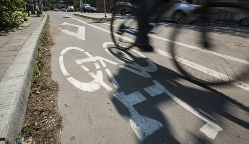 Cyclists use the divided bike lane on Sherbrook in Winnipeg on Friday, June 26, 2015. Mikaela MacKenzie / Winnipeg Free Press