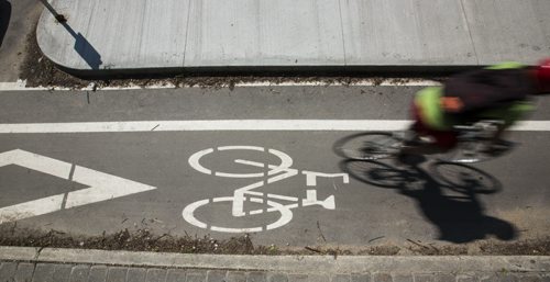 Cyclists use the divided bike lane on Sherbrook in Winnipeg on Friday, June 26, 2015. Mikaela MacKenzie / Winnipeg Free Press