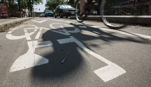 Cyclists use the divided bike lane on Sherbrook in Winnipeg on Friday, June 26, 2015. Mikaela MacKenzie / Winnipeg Free Press