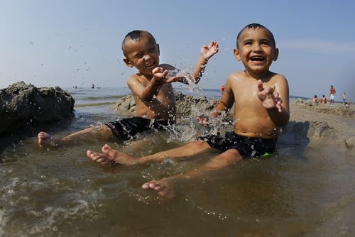 June 28, 2015 - 150628  -  Three year old twins Jaxton and Theron LaForte were having a great time splashing each other at Grand Beach Sunday, June 28, 2015. John Woods / Winnipeg Free Press