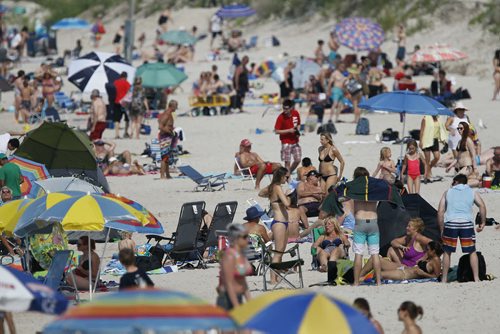 June 28, 2015 - 150628  - The crowds flocked to Grand Beach Sunday, June 28, 2015. John Woods / Winnipeg Free Press