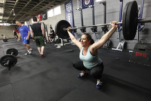 June 30, 2015 - 150630 - Former provincial team member, Erika Lincoln, lifts at CrossFit 204 Tuesday, June 30, 2015.  John Woods / Winnipeg Free Press