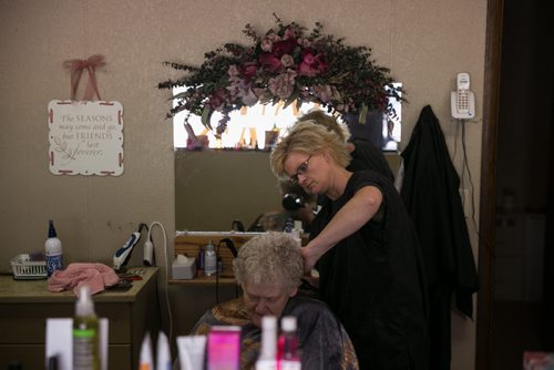 Sherry ____  cuts Jan Helgeson's hair in her Minnewaukan hair salon. See story by Mary Agnes Welch June 19, 2015 - MELISSA TAIT / WINNIPEG FREE PRESS