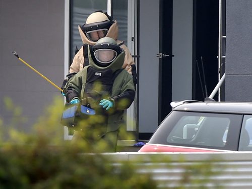 Members of the Winnipeg Police bomb unit leave a law office on River Ave. near Clarke St. after an explosion Friday morning.  Bill Redekop story. Wayne Glowacki / Winnipeg Free Press July 3  2015