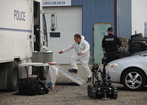 July 5, 2015 - 150705  -  Winnipeg Police execute a search warrant at a business at 2208 Springfield Road after they announced they have a "person of interest" in custody in relation to a recent explosion and other incidents in Winnipeg Sunday, July 5, 2015. John Woods / Winnipeg Free Press