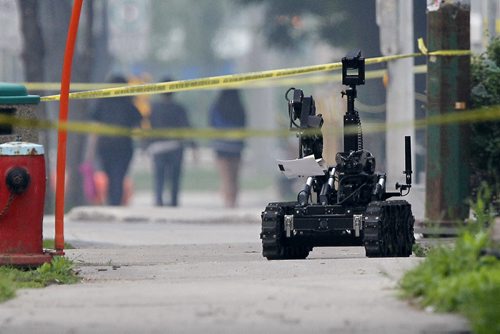 July 5, 2015 - 150705  -  Winnipeg Police bomb squad and emergency crews were called to 280 Stradbrook for a suspicious package in Winnipeg Sunday, July 5, 2015. John Woods / Winnipeg Free Press