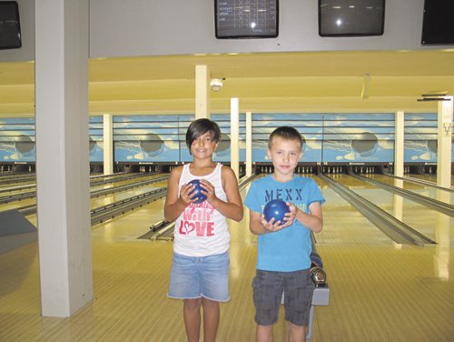 Canstar Community News Kiana and Vinsent enjoying a couple games at Rossmere Lanes. As part of Bowl Manitoba's Kids Bowl Free program, parents can register their kids to receive two free games a day, Monday to Friday, all summer long. (SHELDON BIRNIE/CANSTAR COMMUNITY NEWS/THE HERALD)