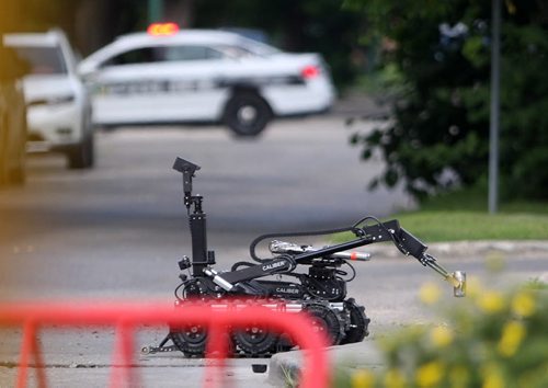 Winnipeg Police used their bomb unit robot to examine a suspicious package found at St Annes and Bank Ave-Breaking News- July 08, 2015   (JOE BRYKSA / WINNIPEG FREE PRESS)